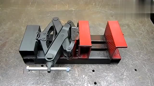 小伙真是个天才,利用汽车千斤顶做出来的台钳方便好用,不得不服