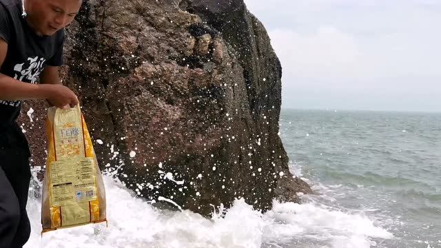 阿甘赶海干不过大浪被大浪拖下去几次真危险