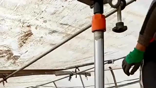 直管神器就是实用,轻松就可以把铁管给支起来,在大棚里面很实用!