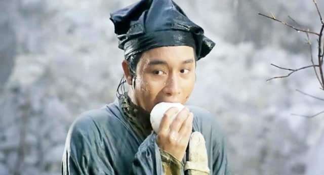 倩女幽魂:名场面,张国荣雨中吃馒头,这也太囧了!