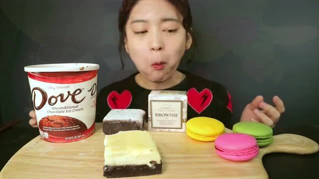 韩国美女大胃王吃巧克力蛋糕,马卡龙,冰淇淋,发出咀嚼音,真馋人