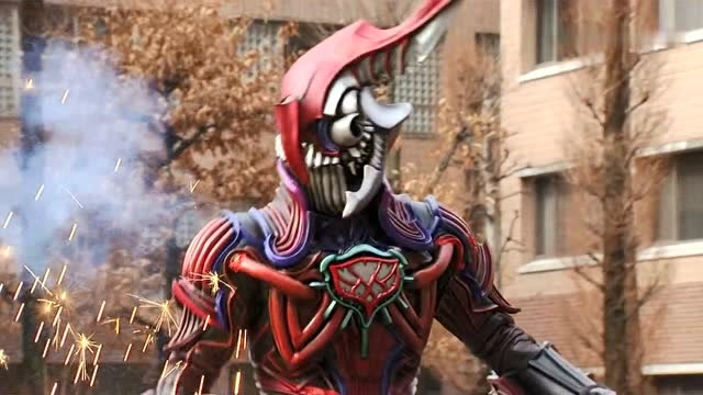 假面骑士:附身在人类上的机械变异体,驰骑既要保护他还要打败他