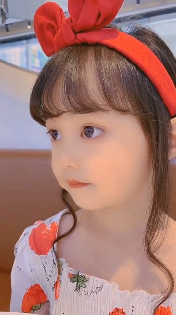 这么可爱的女孩眼睛这么大,怀孕的时候葡萄吃多了