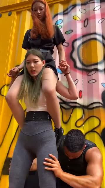 三人一起叠罗汉看到男子青筋爆出的那一刻真的牛