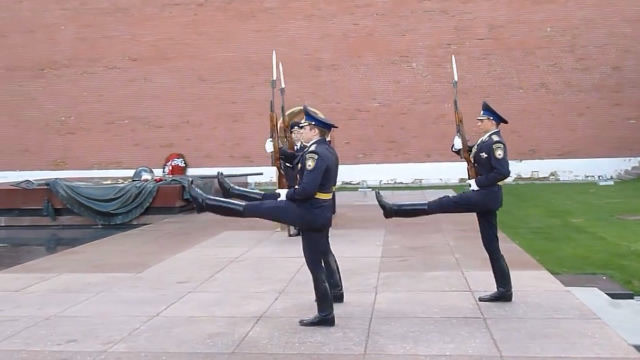 俄罗斯士兵换岗画面,看看人家这正步走的