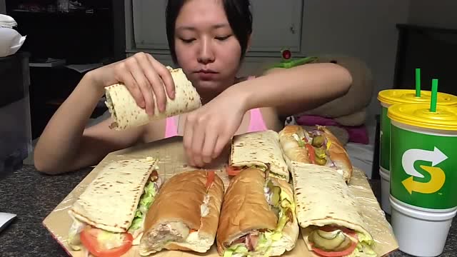 吃播大胃王:美女吃三明治,一次吃8大份,大口吃到撑
