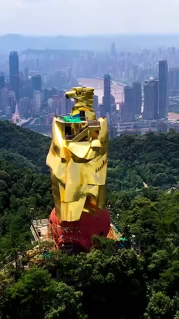 重庆大金鹰金衣换装即将完成,欢迎你的到来,鸟瞰重庆第一个镜头就是它