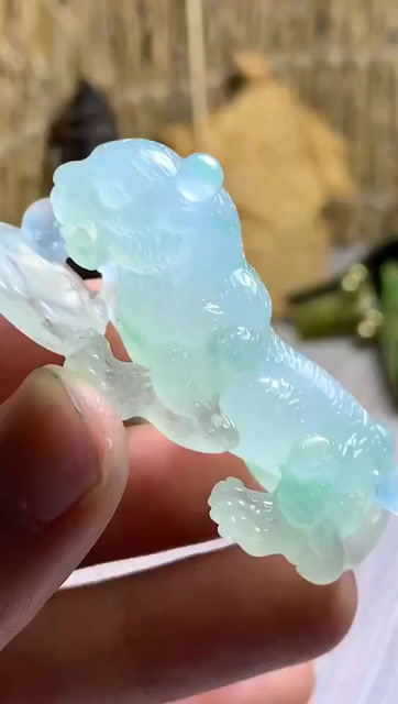 翡翠精雕工,金钱豹飘金丝绿,立体雕刻,种水够老,起货美美的