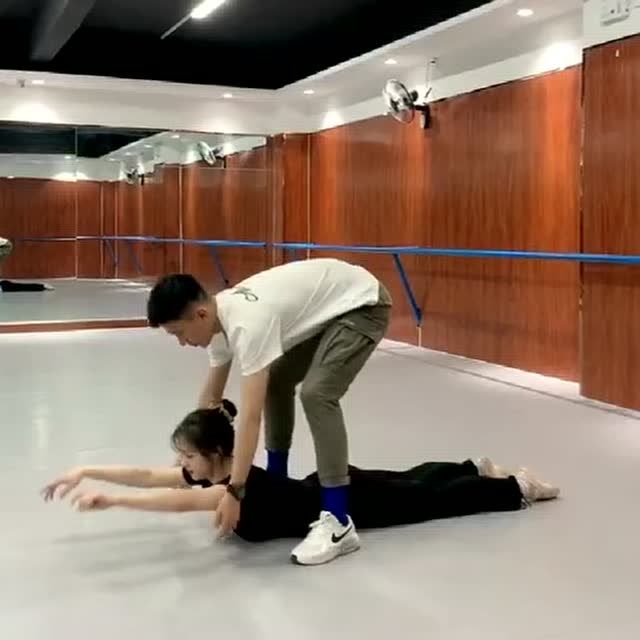 有这样的舞蹈老师撕腰撕腿一百次都觉得开心毕竟五官在那摆着