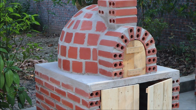 大叔在院子里用红砖建造披萨烤炉,看完忍不住竖起大拇指
