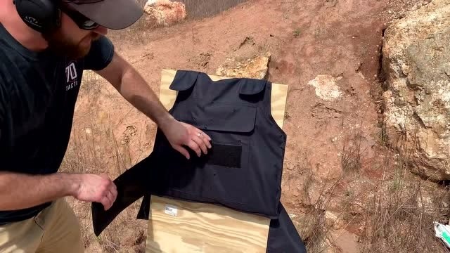 防弹衣真的可以防弹吗?老外用9mm口径手枪做了实验