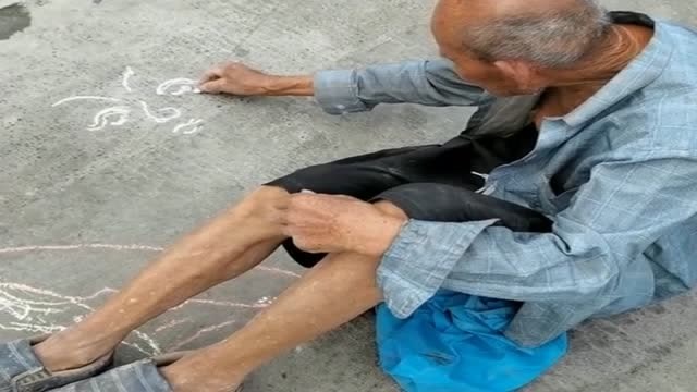 骨瘦如柴的老人,画得一手好画,却没人肯为他献上一分钱!