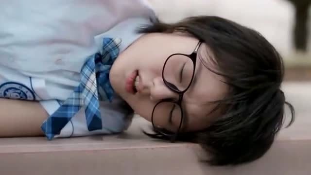 林妙妙肚子疼趴在桌子上,学霸一看秒懂,立马喊女同学帮忙!