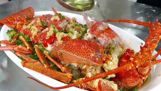 小伙做"蒜蓉粉丝蒸澳龙",热油浇上的一瞬间太有食欲了,吃一口味道太鲜