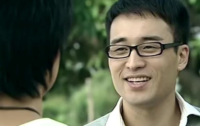 雪在烧:司青晨练遇万峰,万峰表示想治疗罗柔的心病,可是司青却拒绝