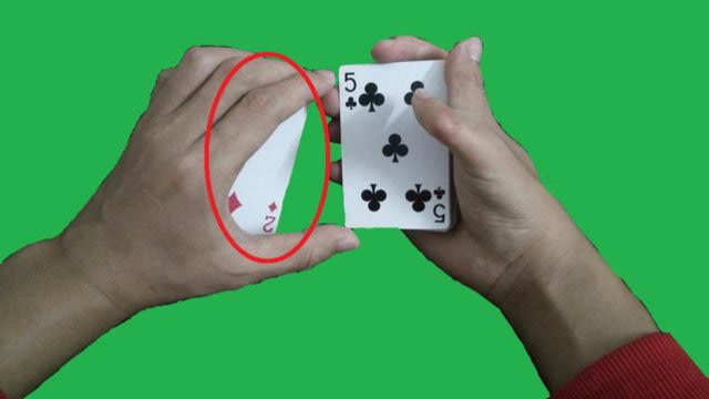魔术师用手一摸牌就变了,终于知道秘密,原来手里藏着牌!