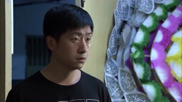 美女带帅哥参观办公室,炫耀自己的新工作,帅哥看到一时语塞