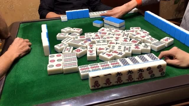 四川麻将:八筒九筒两杠在手,这把大对子胡稳张三筒跑不脱