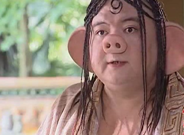 宝莲灯:哮天犬拿二郎神威胁猪八戒,气的他当场提起九齿钉耙