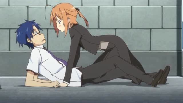 女孩骑摩托车不看路,直接撞到男主,怎料阴差阳错让他跟心上人抱在一起