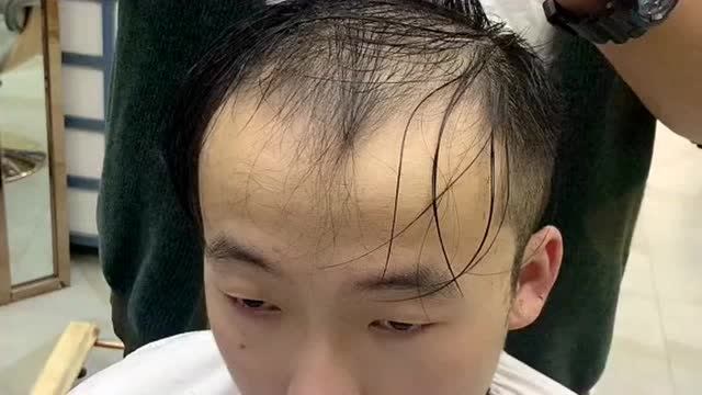 头发稀少的男生有福利了,这款烫发造型很帅气,小伙感到很满意!