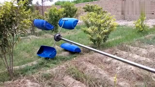 农民工用电动车电机改造成风力发电机简单实用简直就是天才