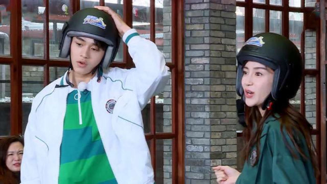 杨颖黄旭熙演粤语琼瑶戏,一秒入戏笑喷众人,这演技不得不点个赞!