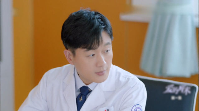 徐清风回到工作岗位,为患者制定手术方案,并让医生杨明林洁全力配合他