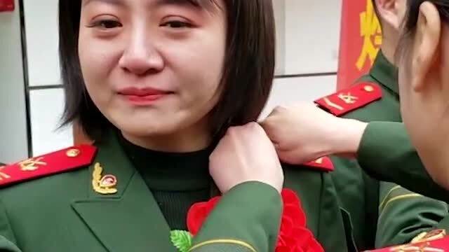 阅兵女神曹曦月退伍时哭成泪人,她是军人也是一位母亲,向伟大的军人
