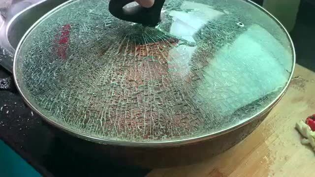 危险无时不在,做饭的锅盖炸裂,还好只是坏了一锅汤!