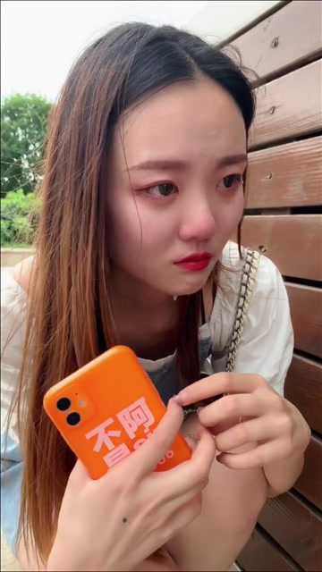 我已经很努力的在控制自己的情绪了!但我还是忍不住想哭!