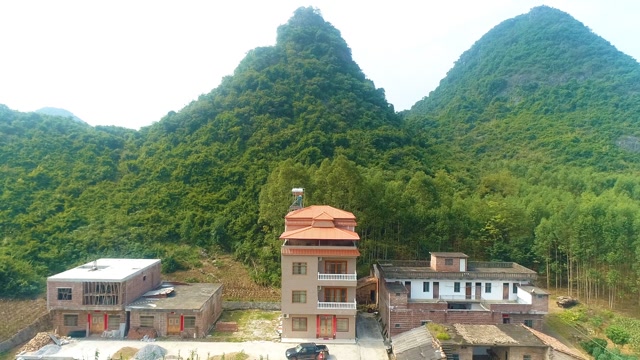住房坐靠火形山,前朝亦是火形山,地灵人杰