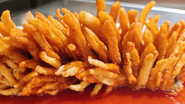 五星级酒店来的大厨做了一道拿手菜珊瑚鱼,惊艳了整个后厨