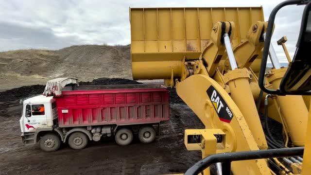 卡特992c装载机给卡车上装煤一铲子就差不多装满一车