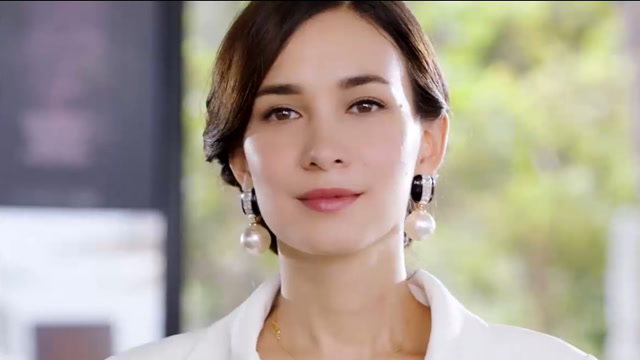 李茶的姑妈:战狼的女神卢靖姗,这姐姐有气质了,光芒万丈