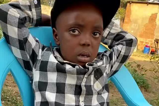 中国爸爸要回中国了,黑蛋不开心了,不舍得中国爸爸走