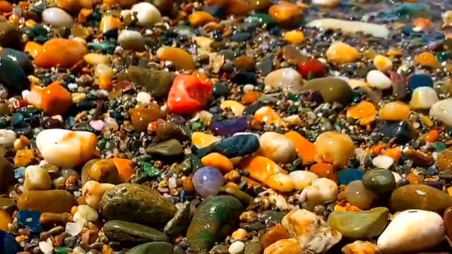 海边看见美丽的玉石,抬头就是蓝蓝的天空,心中的压力瞬间就消失了!