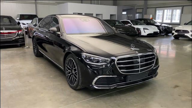 2021款奔驰s400到货,打开车门亮起氛围灯,霸气开始,太美了!