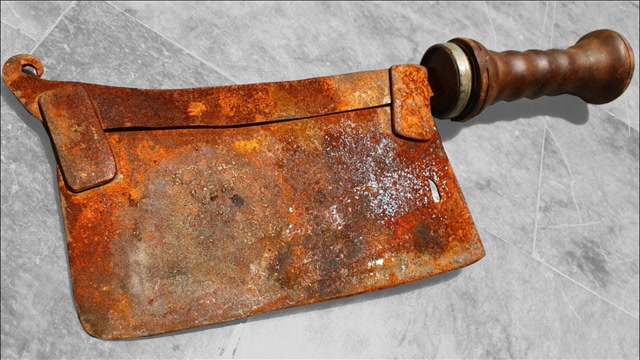 100年前的破旧菜刀有多牛?小伙一顿王者操作后,成品太亮眼!