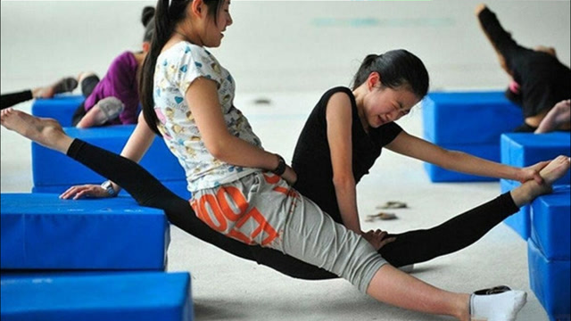 强行压腿180度!实拍体操女孩"非人"训练,看在眼里疼在心里