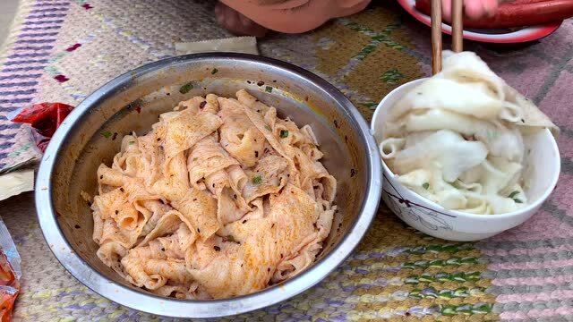 四川特产红油面皮,火腿肠荷包蛋,西娃子父子第一次吃麻辣劲道