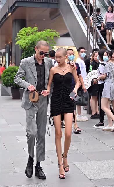 成都街头,这对光头情侣是最让人羡慕的