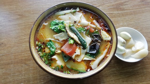 安康市特色美食涧池烩面片豆腐丸子粉条都有,就是一碗大烩菜