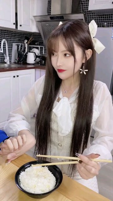 北辰:是不是你故意牵着本大帅哥不放? @林洛洛