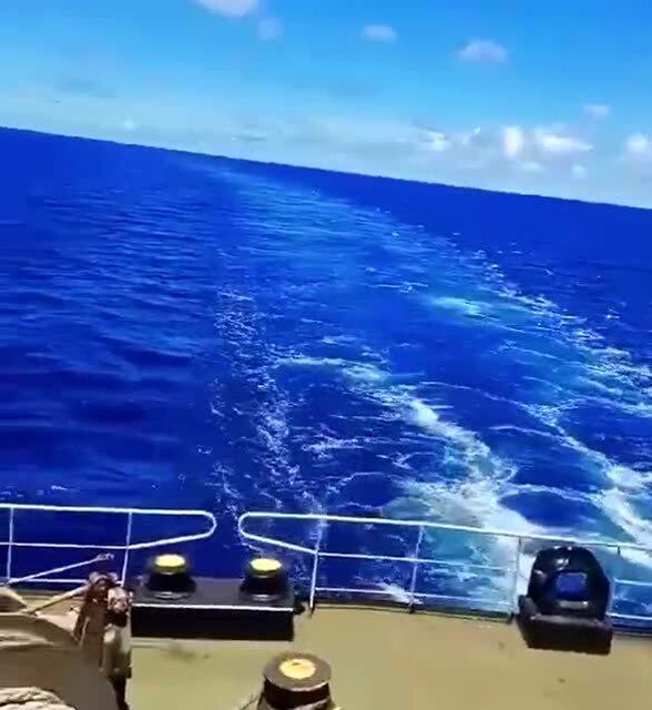 在水深5000米的太平洋海面上航行,这才是真实的大海该有的样子