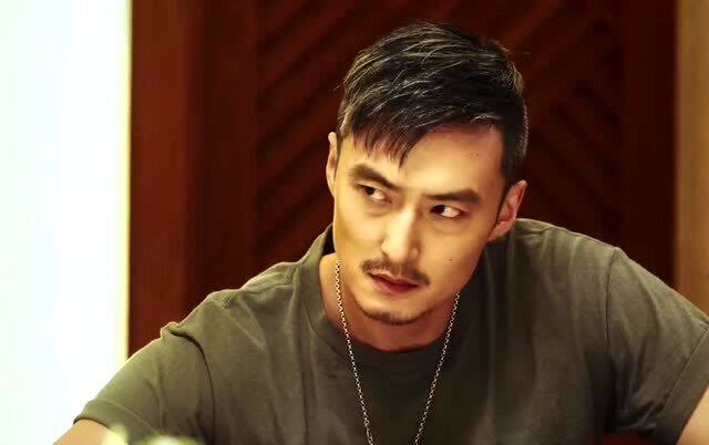 潘子对小三爷是真爱了,为了保护小三爷哪怕豁出命都行,感动到了!