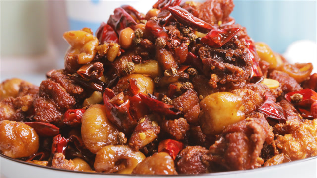 这才是最火爆的肥肠辣子鸡的做法,麻香脆爽,关键点步骤详细
