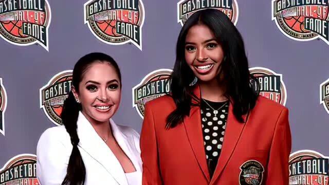 科比的大女儿娜娜,替父亲穿上名人堂夹克,科比正式进入名人堂!