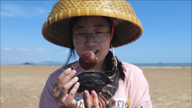 大梅赶海,偶遇躲在贝壳里午睡的迷你八爪鱼,见到大梅撒腿就跑!