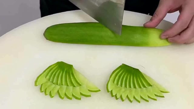 萝卜飞鸟翅膀的切法,五星大厨展示惊呆吃客,这刀工你说给多钱合适?